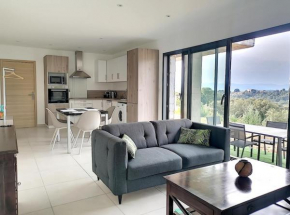Bas de villa contemporaine avec vue dégagée